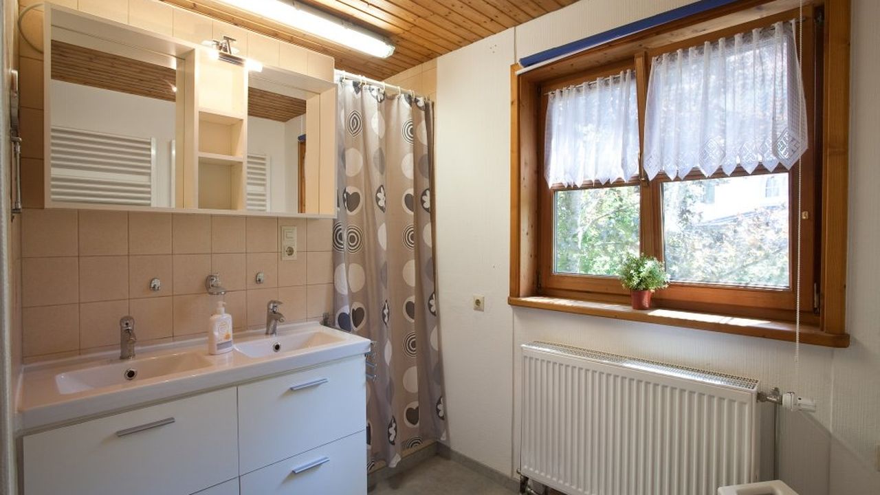 Badezimmer im Obergeschoss Badezimmer im Obergeschoss
